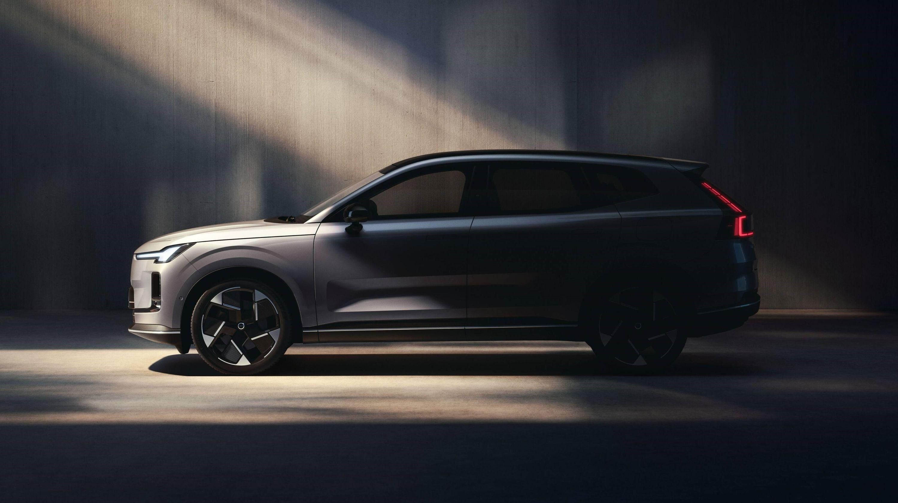 Volvo revives XC70 nameplate for new hybrid SUV with 200km electric range