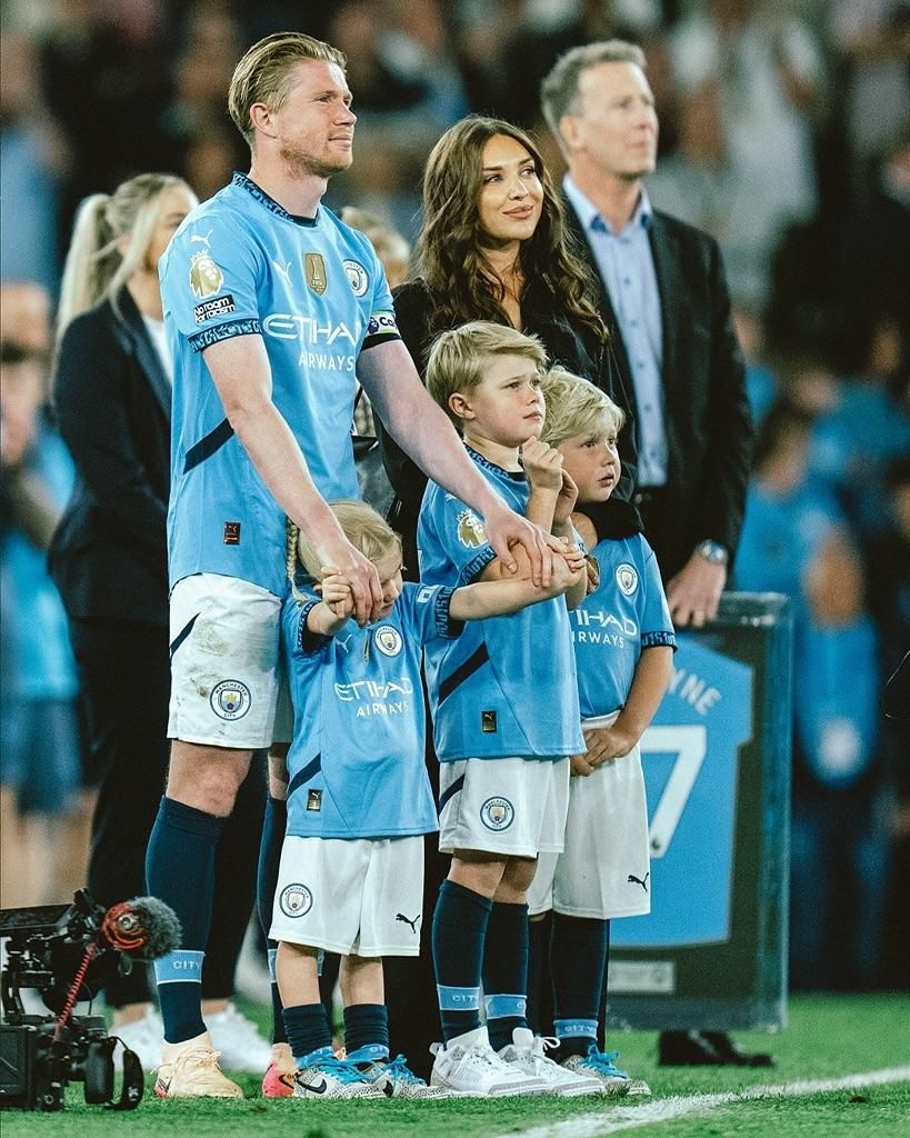 Kevin De Bruyne celebrates his wedding anniversary in Mpumalanga while supporting youth football