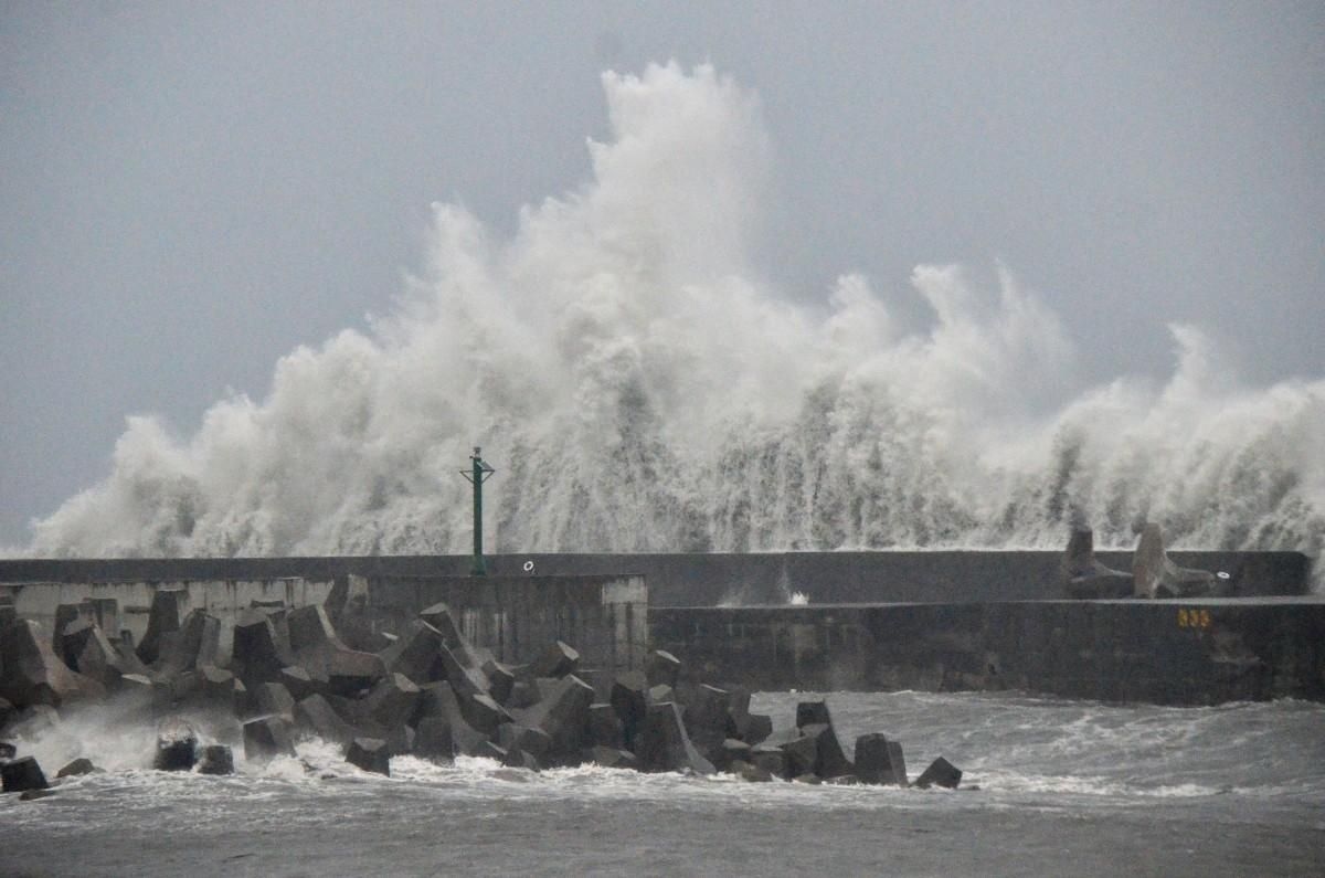 Typhoon Podul pummels Taiwan, heads towards mainland
