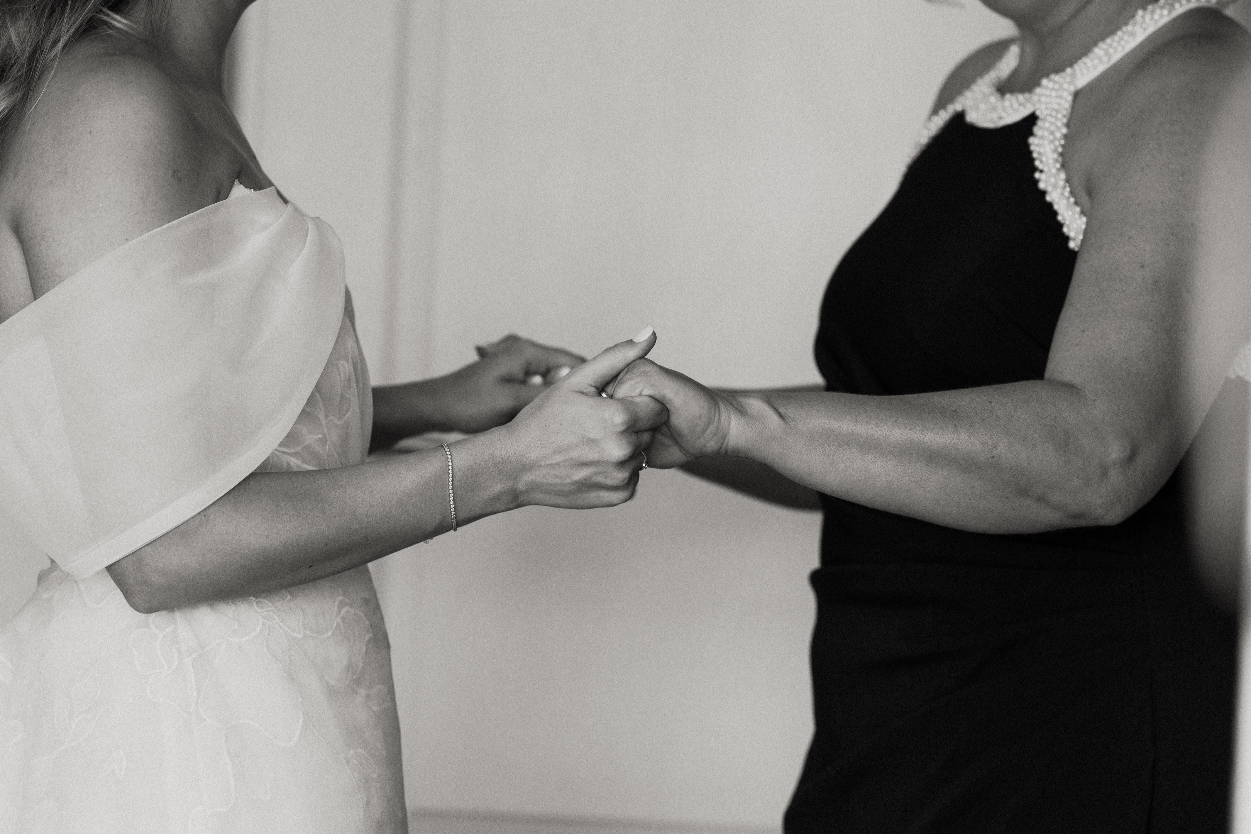 4 Thoughtful ways to make your mom feel special on your wedding day