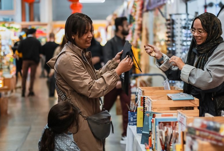 Bargains, smiles and big hearts: Loot. co. za and Sable Square's Mandela Month charity sale was a feel-good hit