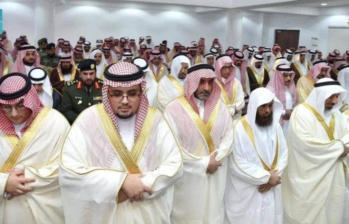 أمير نجران يؤدي صلاة عيد الفطر