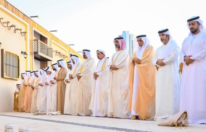 حاكم عجمان وولي عهده يؤديان صلاة العيد في مسجد قصر الزاهر ‏(فيديو)