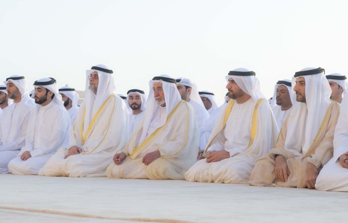 حاكم الشارقة يؤدي صلاة عيد الفطر المبارك في مصلى البديع