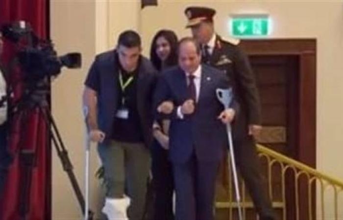 مشهد إنساني.. السيسي يحمل عكاز أحد مصابي الشرطة في حفل عيد الفطر (فيديو)