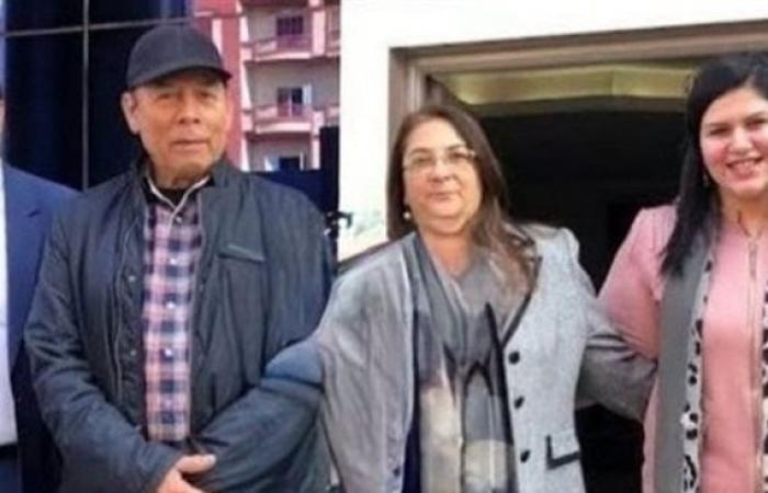 أحمد ماهر يرد على صورته مع مديرة مدرسة الطفل ياسين