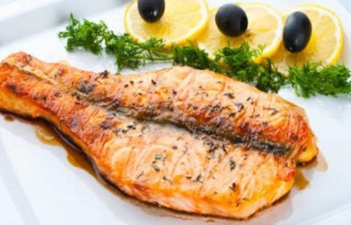بين المفيد والضار.. أسماك يُفضل تناولها وأخرى عليكِ تجنبها فورًا