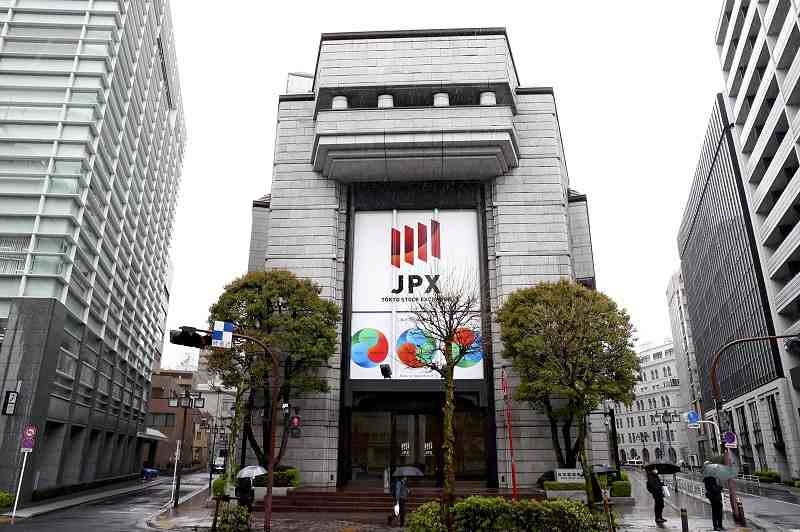 Japan's Nikkei Falls to 2-week Low, Tracking Wall Street's Decline