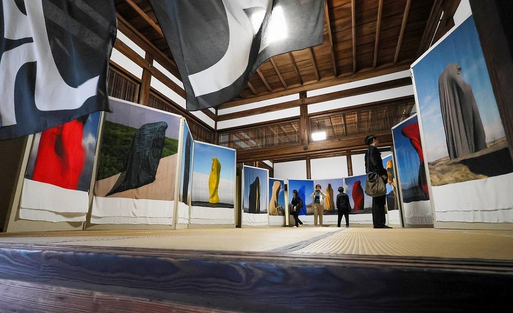 Kyotographie Highlights Humanity Through Historic Scenography