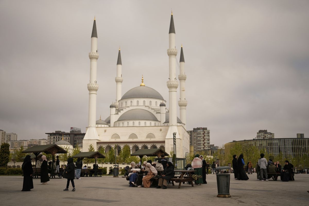 A Magnitude 6.2 Quake Shakes Istanbul and Injures More Than 230 People