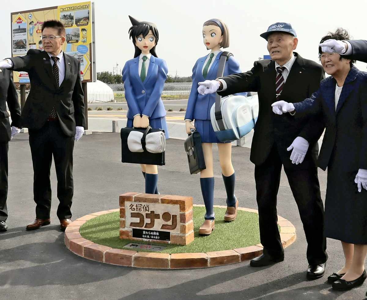 Tottori: ‘Case Closed' Character Statues Installed in Creator's Hometown; Ran Mori, Sonoko Suzuki