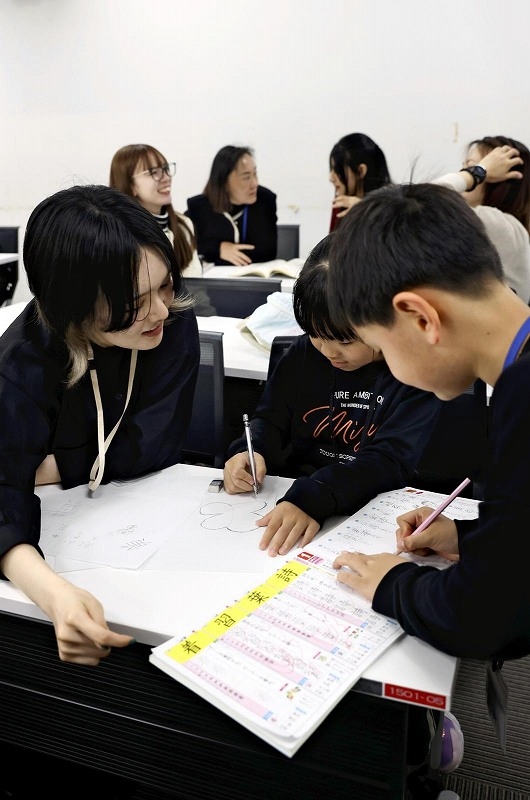 University Students Fill Key Role in Teaching Japanese to Foreign Children, as Japan Welcomes More Workers from Abroad