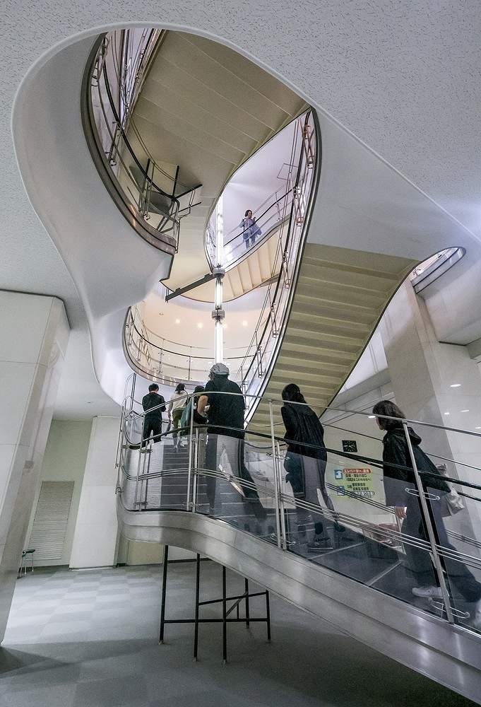 Tokyo's Meguro Ward Office Tour Illuminates Architect Murano's Masterpiece; Complex Features Japanese-style Rooms, Ponds