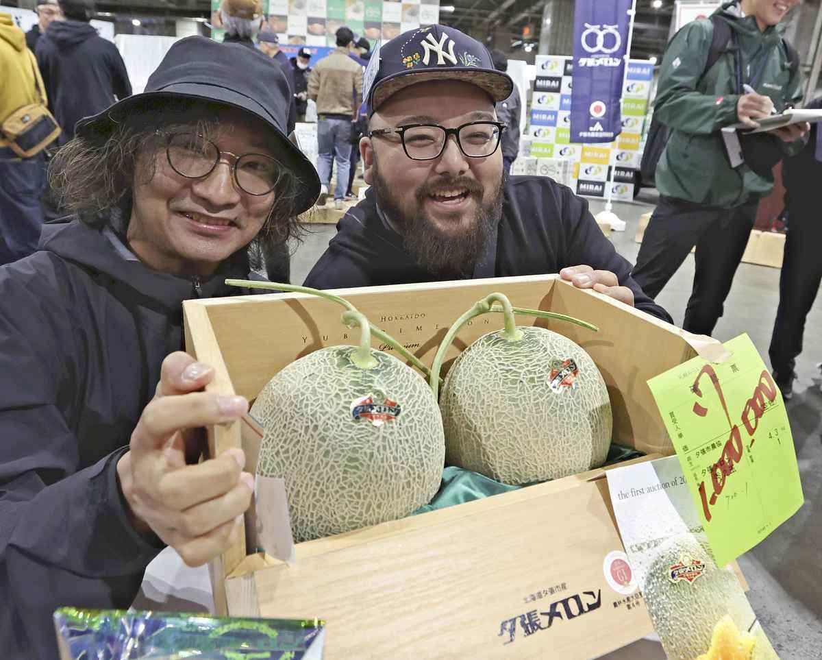 Pair of Yubari Melons Sell for ¥1 Mil. at Sapporo Auction; ‘King of Hokkaido's Summer Fruit' to Be Displayed in Otaru
