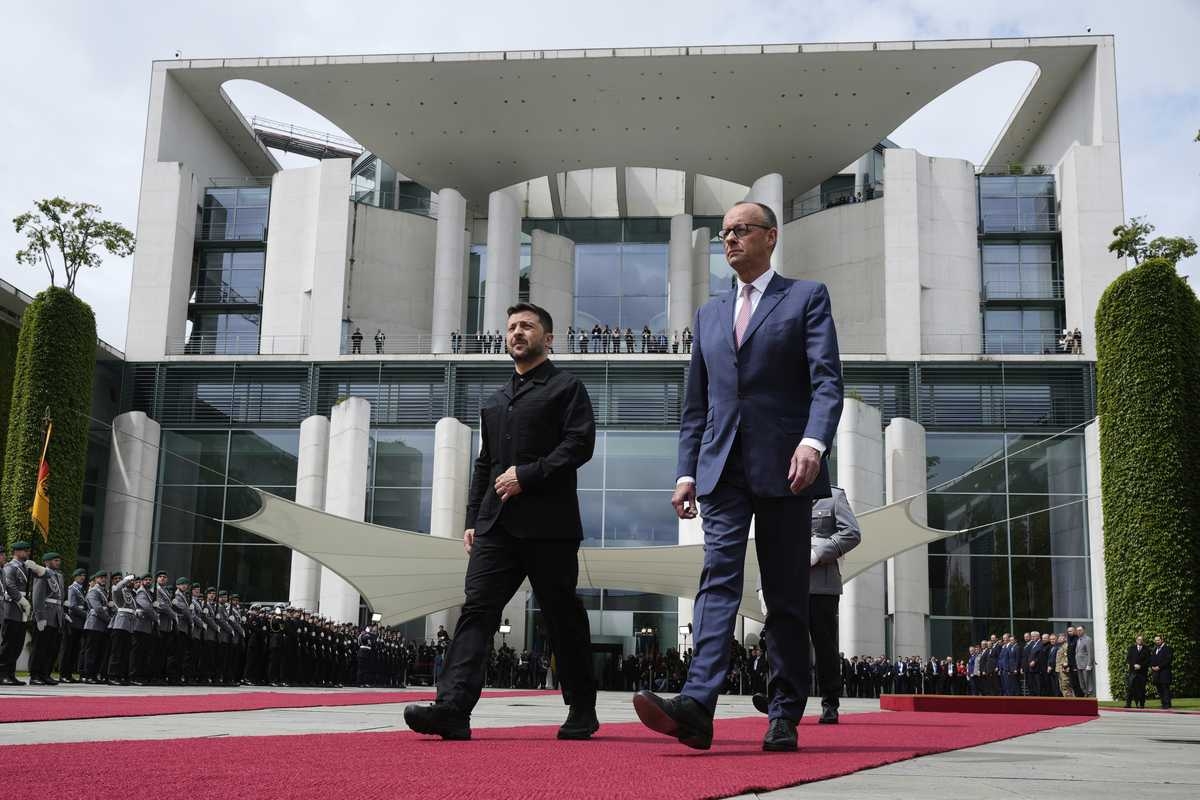 Germany's Merz Offers to Help Ukraine Develop Its Own Long-Range Missiles to Hit Russia