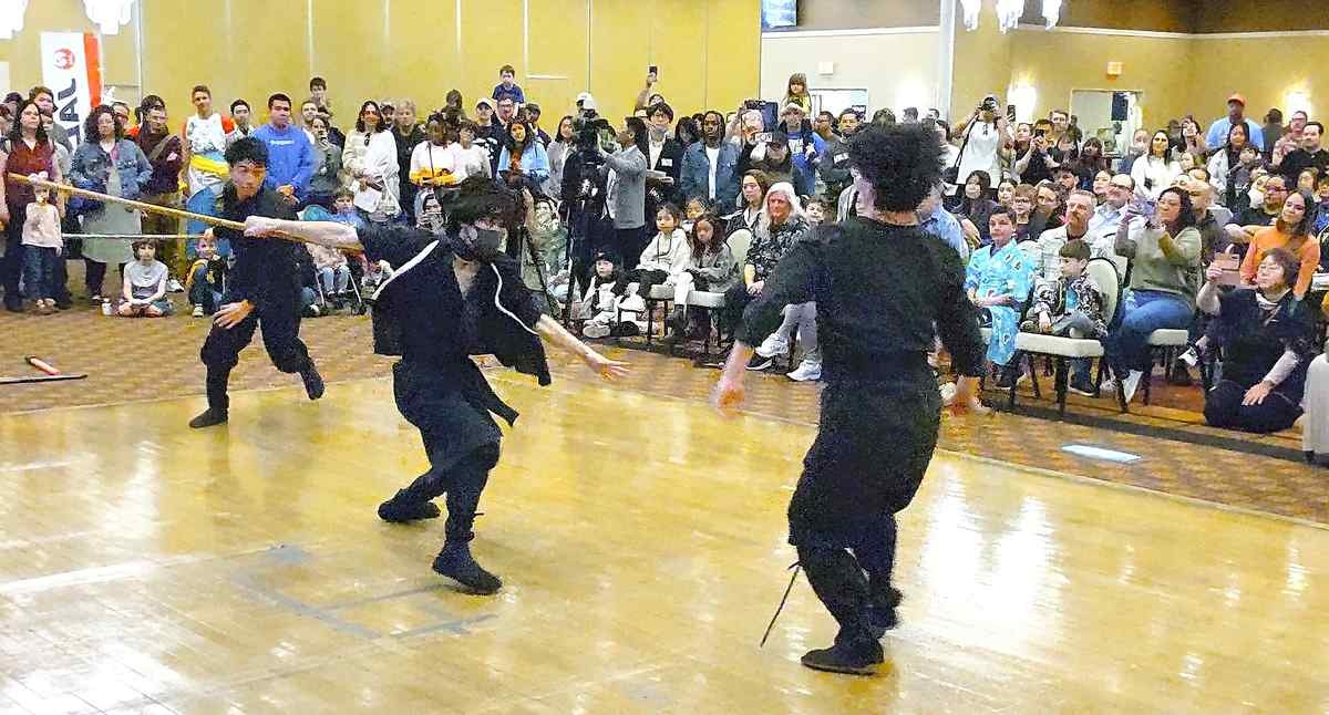 ‘Japan Day' Event Held at Misawa Air Base in Aomori Pref.; Participants Enjoy Calligraphy, Other Traditional Activities