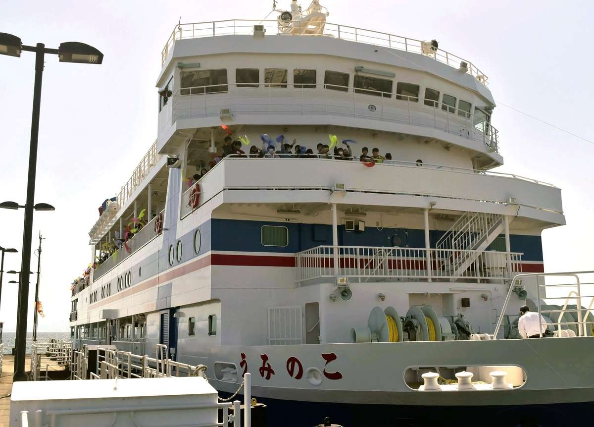 Shiga: Children Experience Lake Biwa Study Voyage; Aiming at Learning about Environment, Ecosystem