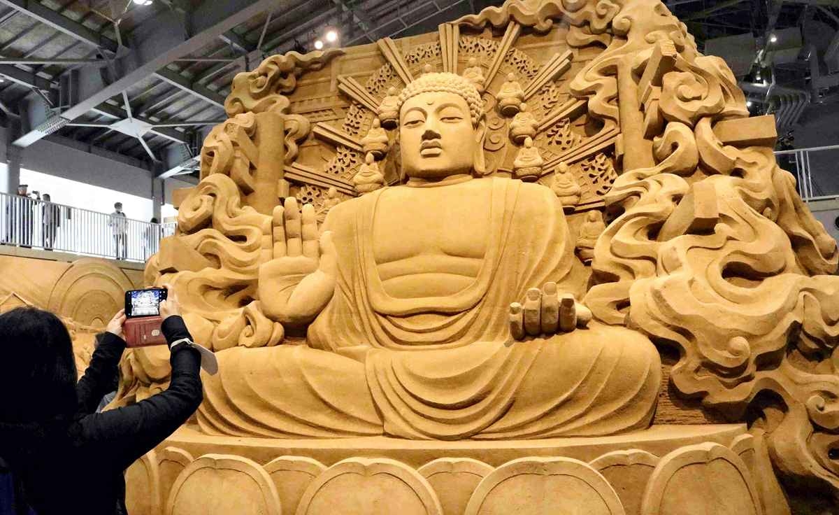 Tottori: Japan-Themed Sand Exhibits on Display at Museum; Nara Buddha, Oda Nobunaga Sculptures Put on Display