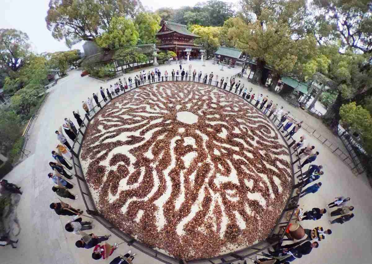 Leaf-Raking Event at Dazaifu Tenmangu Shrine Commemorates Legendary Camphor Tree; ‘Sen-nen Kusu' Died in 1994 but Lives on in Annual Art Project