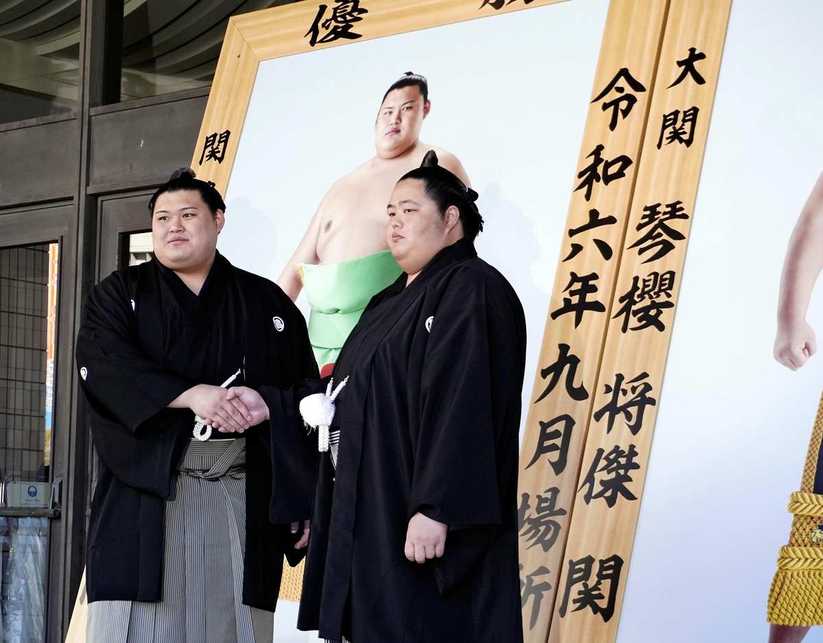 Sumo Scene / Giant Sumo Champion Portraits Worth Looking up to; Portraits of Amazing Wrestlers Fly High in Ryogoku Kokugikan