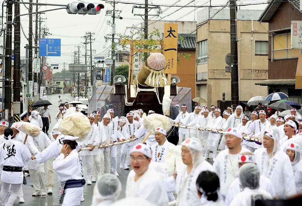 Sacred Logs Carried to Famous Ise Jingu Shrine; Ritual is Part of Regular Renewal of Shrine Facilities