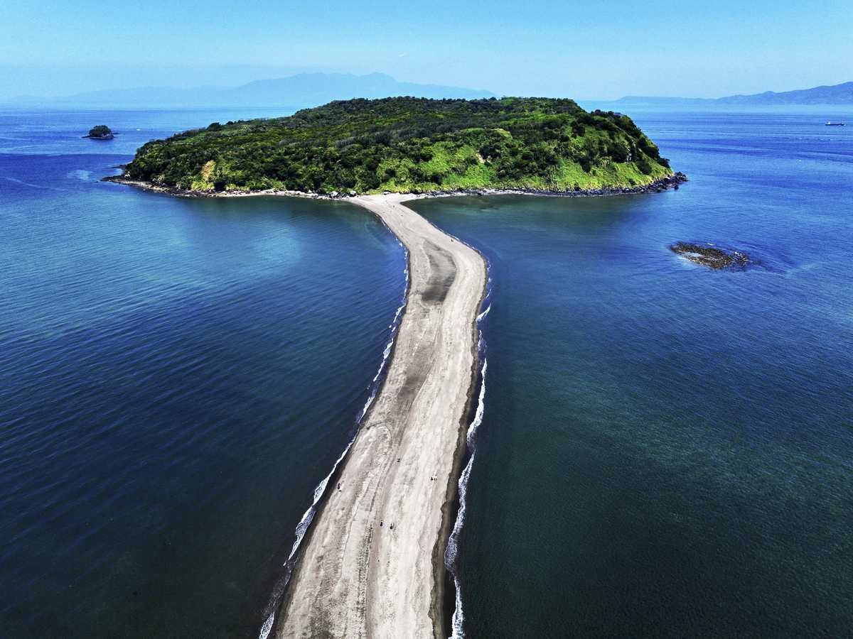 Kagoshima: Sandbar Allows Visitors to ‘Walk Across Sea' Like Moses