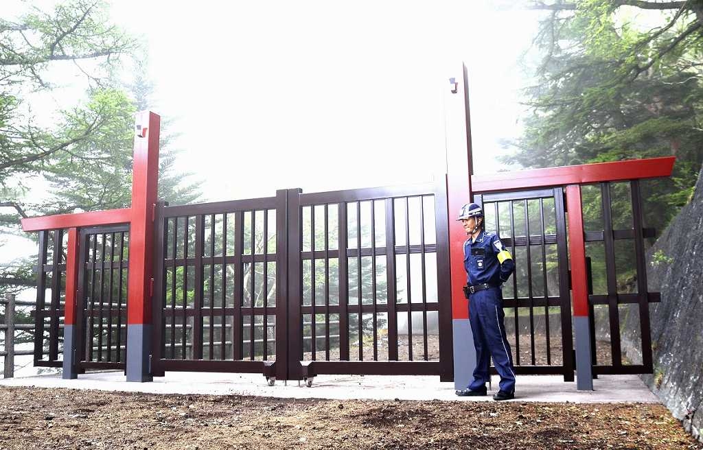 New Mt. Fuji Gate on Yoshida Route in Yamanashi Pref. Completed; Gate to Be Closed from 2 P.M. to 3 A.M.