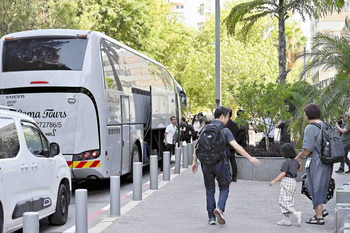 87 Japanese Leave Israel, Iran for Neighboring Countries