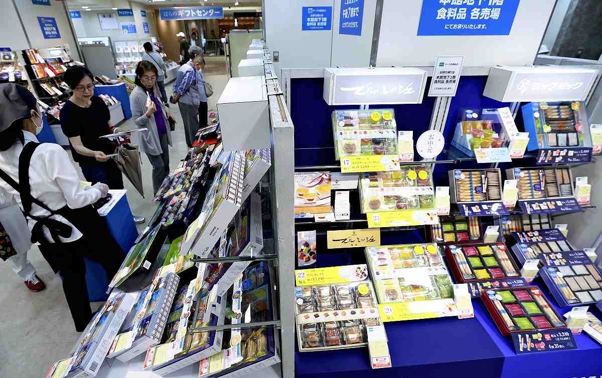 Mid-Year Gift Sales Campaigns Begin at Department Stores; Rice Dishes among Bonuses Offered to Shoppers