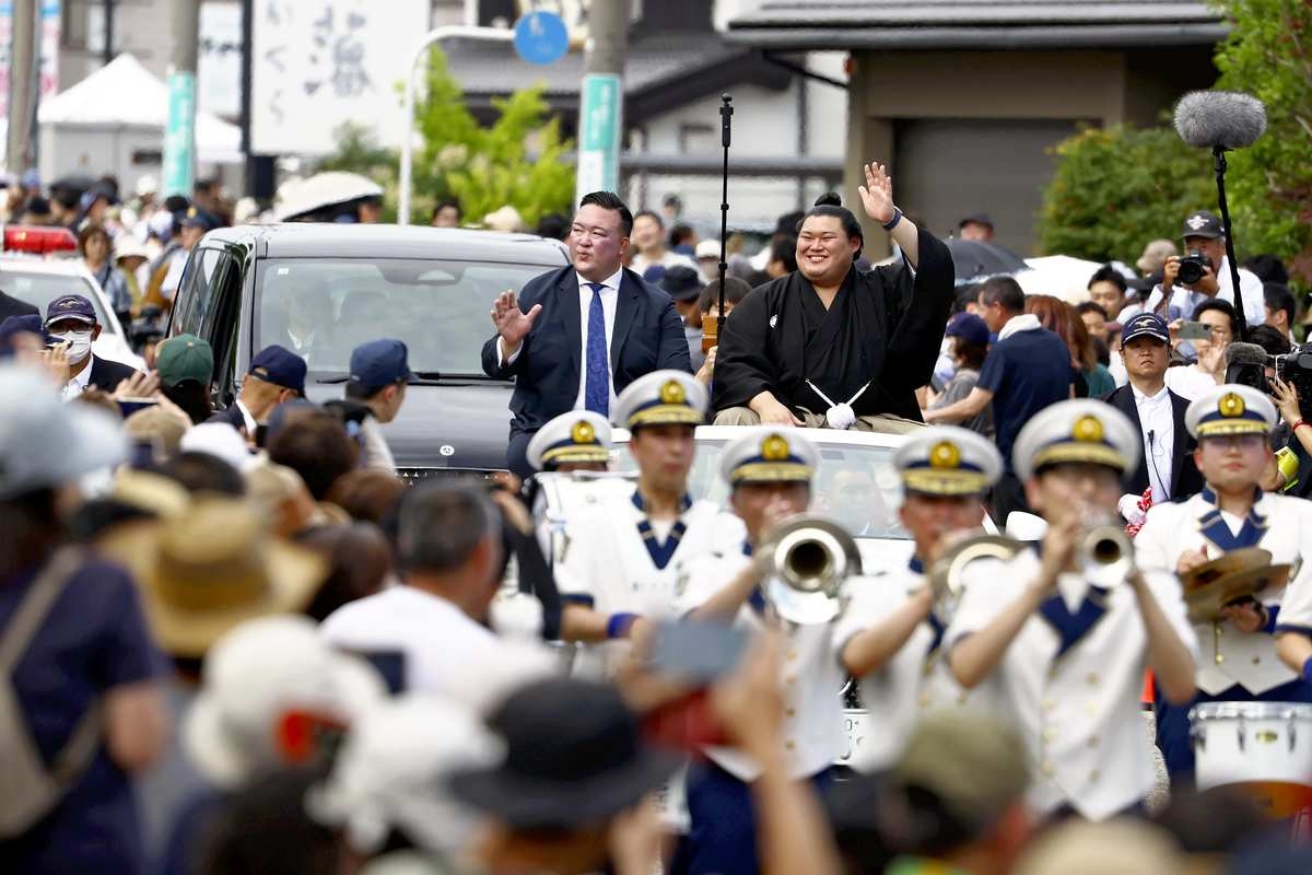 Sumo's New Yokozuna Onosato Celebrated in Hometown Parade; Rikishi Vows to Prepare Thoroughly for Next Tournament