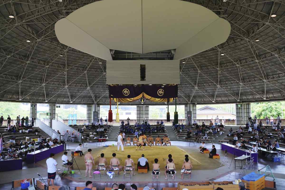 Osaka: Sakai's Sumo Ring Is Sacred Ground for Amateur Wrestlers; Side Trip to Famous ‘Barbarian' Statue