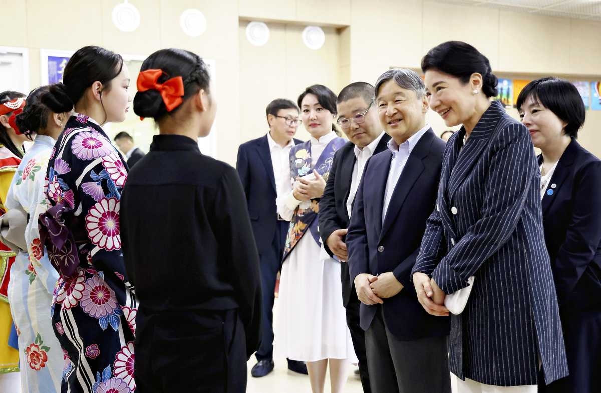 Emperor, Empress Interact with Students at Local School in Ulaanbaatar during Visit to Mongolia