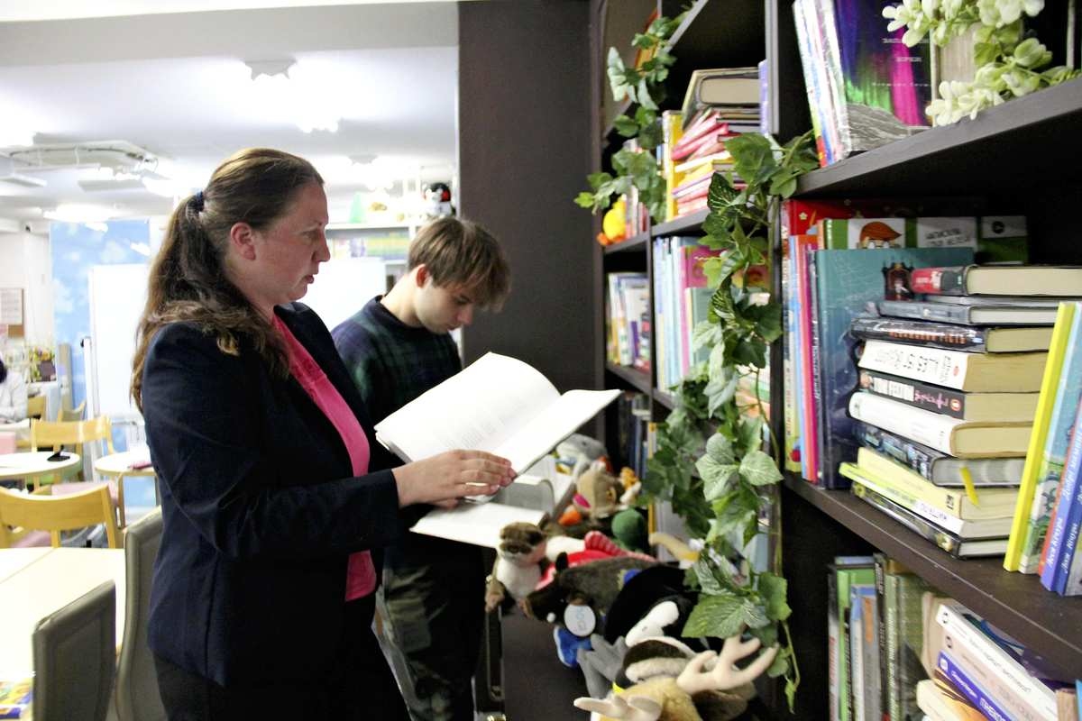 Library with Ukrainian-Language Books for Evacuees Established by Ukrainian Woman