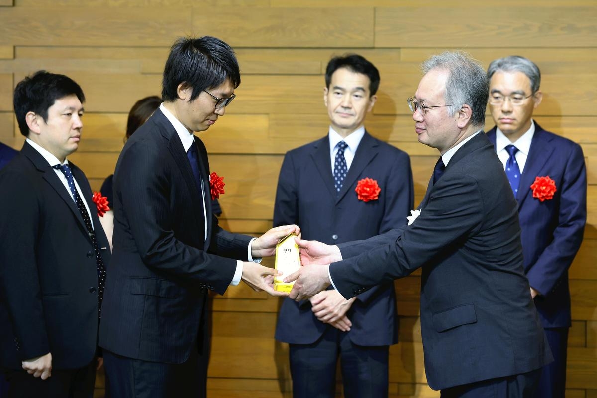 Yomiuri Reporters Receive Journalism Award for Reporting on Security Issues; Team Studied Satellite Images to Understand Military Movements Near Japan