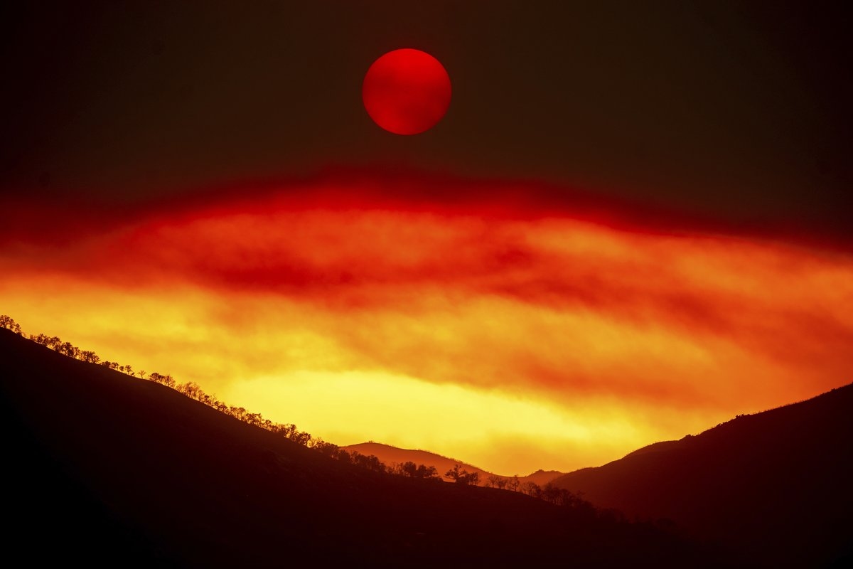 Massive Central California Wildfire Threatens More Than 800 Structures and Leaves 3 Injured