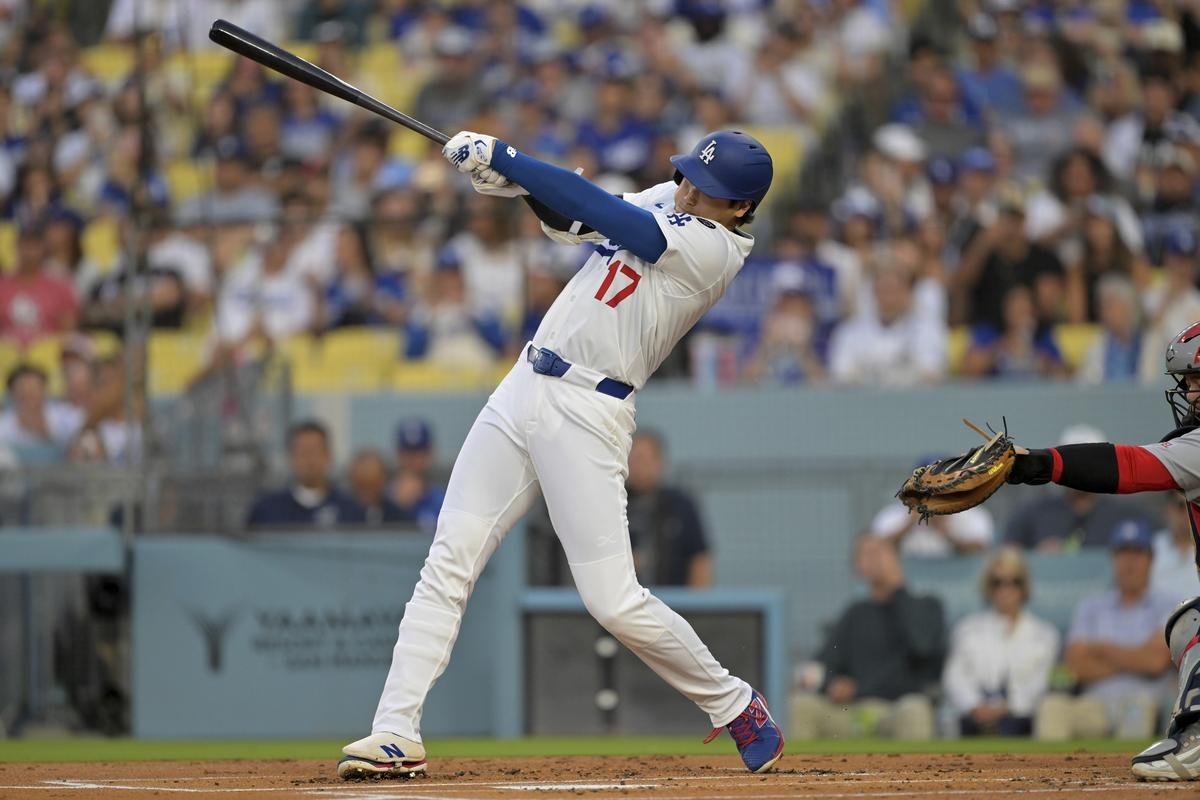 Max Muncy and Teoscar Hernandez Each Homer Twice, Lead Dodgers past Cardinals 12-6