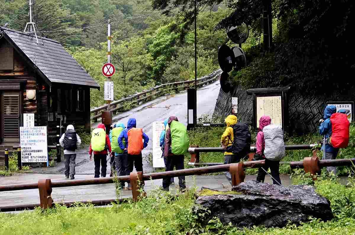 Hiking, Climbing Accidents Plague Yamanashi Prefecture, Authorities Strive to Boost Awareness Among Visitors