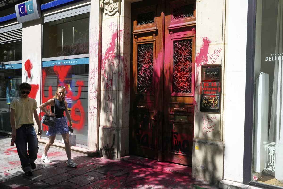 The Paris Office of Israeli Airline El Al Is Vandalized with Graffiti