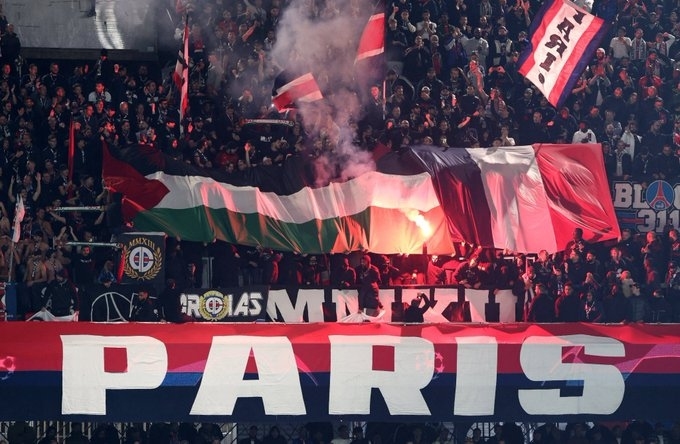جماهير الـ 'PSG' تستقبل فريق إسرائيلي بقنابل الروائح الكريهة
