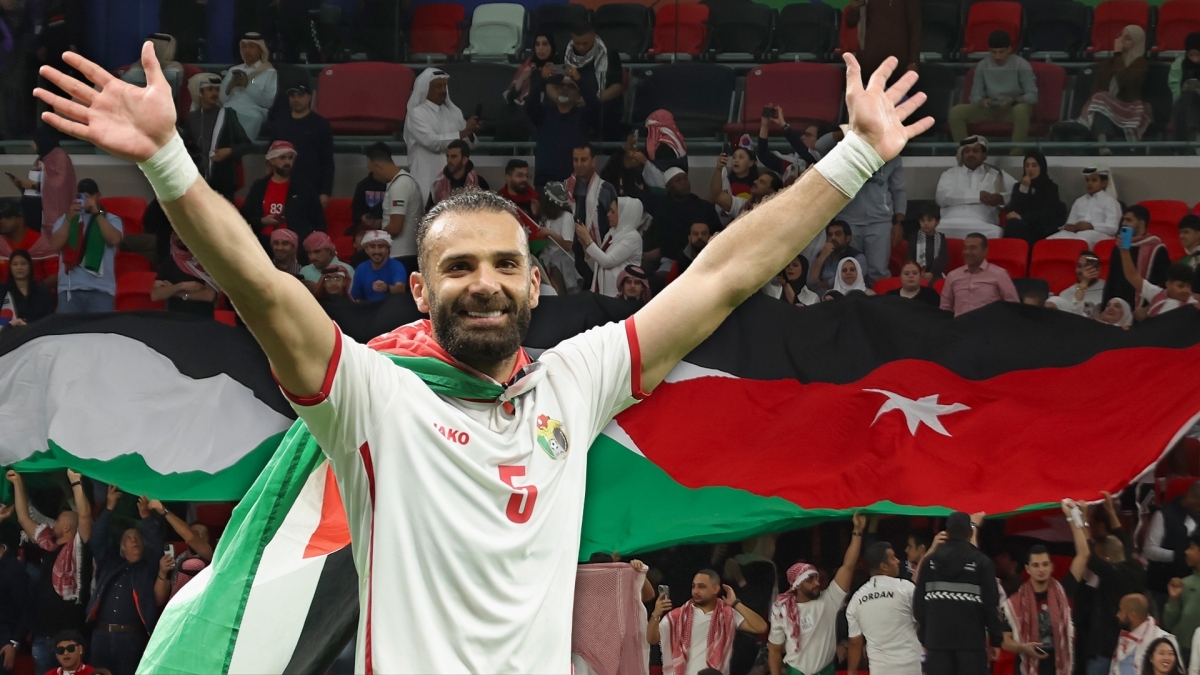 العرب يتحدث عن رحلة احترافه.. ومدرب إنجليزي معجب بالنشامى