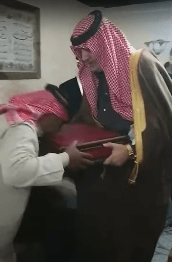 البطاينة ووجهاء من الكرك يعزون غازي الحباشنة ويكرمونه