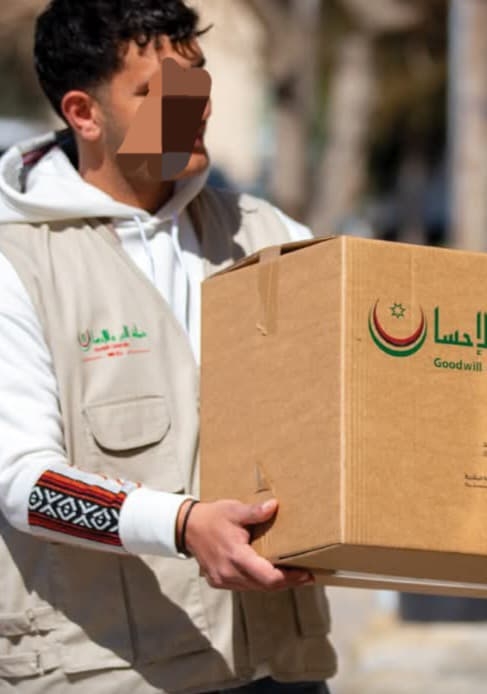 اشتراط تصوير الفقراء وهم يتسلمون طرود الخير.. هذا ما يحدث؟