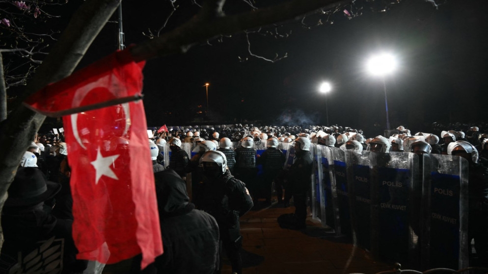 تركيا تصعد حملة القمع وتوقف محامين وصحفيين ومتظاهرين