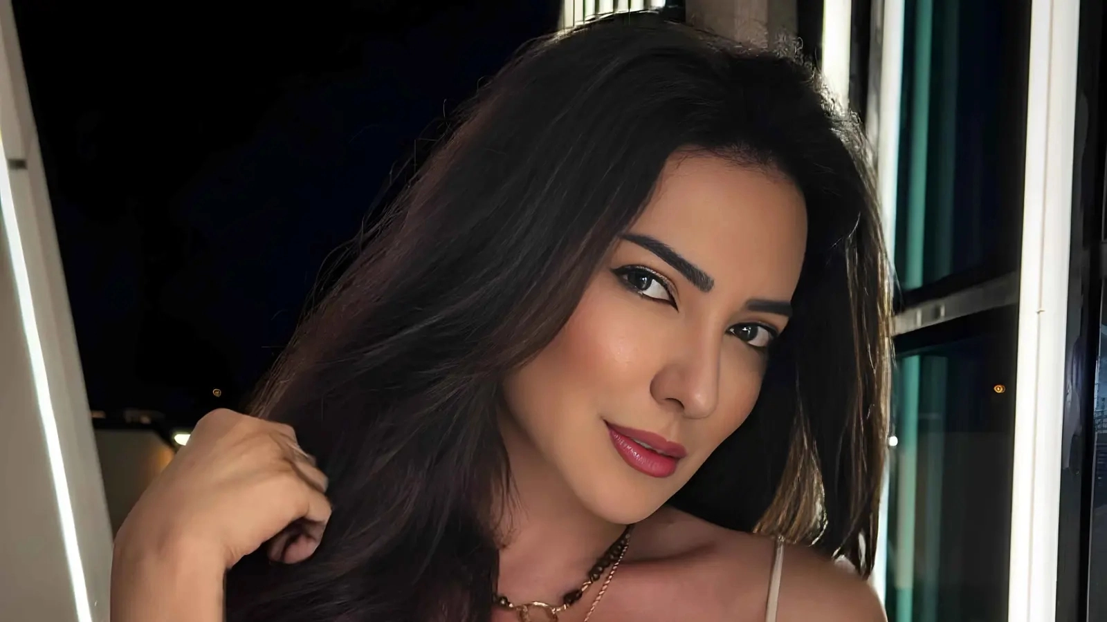 أمل عرفة تشوق جمهورها لأغنيتها الجديدة "في سر"