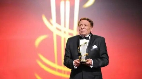 عادل إمام يعود إلى دائرة الضوء
