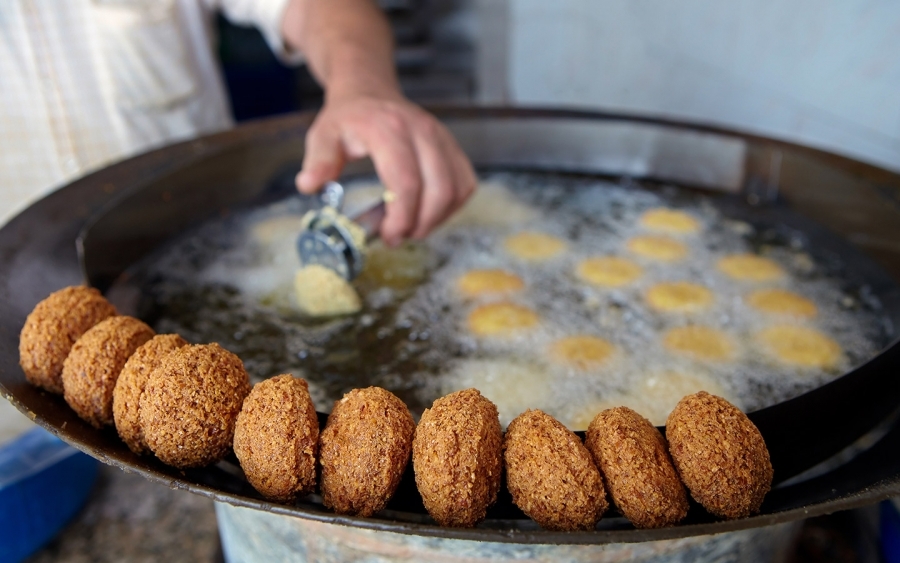 "المسؤول والفلافل" .. هذا ما حدث بوسط البلد