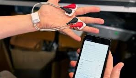 جهاز يقيس كمية حليب الرضاعة الطبيعية في الوقت الفعلي