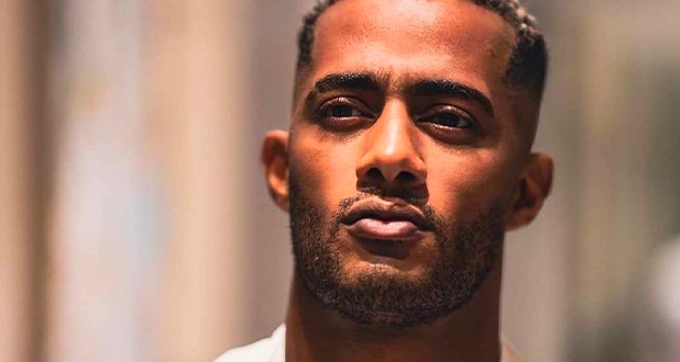 فيديو – محمد رمضان يُبكي الجمهور بمكالمة مع والدته