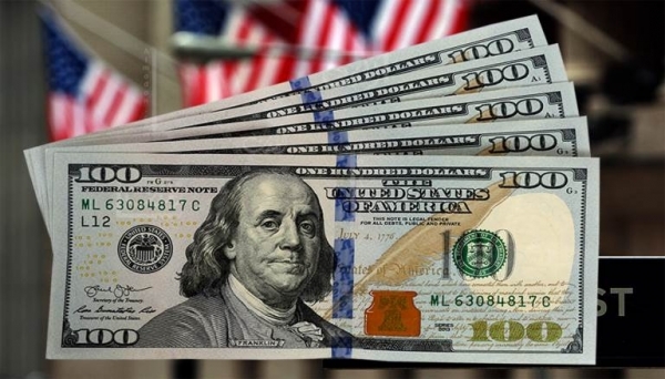 الدولار يتراجع متأثرًا بانخفاض عوائد السندات الأميركية