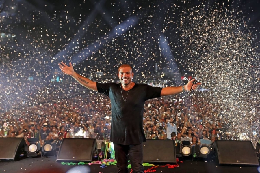 عمرو دياب يفاجئ جمهوره بفيديو وثائقي على المسرح